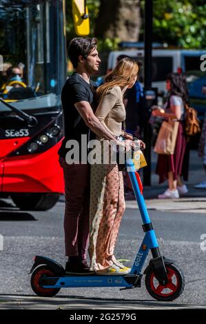 Londres, Royaume-Uni. 8 juin 2021. Beaucoup semblent trouver le processus de déverrouillage assez difficile, mais une fois qu'ils se mettent en marche, ils semblent assez heureux - les scooters électriques (e-scooters) sont maintenant disponibles à louer dans un petit nombre de quartiers de Londres. C'est la seule façon de conduire légalement un e-scooter sur la voie publique ou dans d'autres lieux publics de Londres. La location de trottinettes électroniques est assurée par trois opérateurs différents : Dott, Lime et TIER. Pour louer un e-trottinette, les utilisateurs doivent : télécharger l'application de l'opérateur choisi, terminer le processus d'inscription, y compris vérifier votre âge et votre permis de conduire, et remplir la commande Banque D'Images