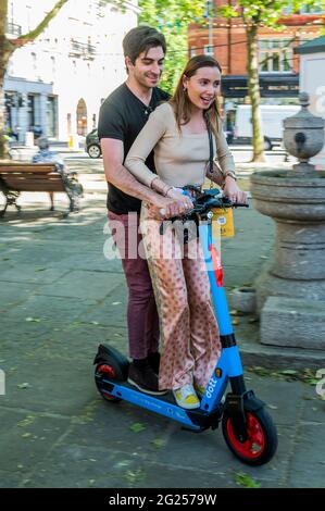 Londres, Royaume-Uni. 8 juin 2021. Beaucoup semblent trouver le processus de déverrouillage assez difficile, mais une fois qu'ils se mettent en marche, ils semblent assez heureux - les scooters électriques (e-scooters) sont maintenant disponibles à louer dans un petit nombre de quartiers de Londres. C'est la seule façon de conduire légalement un e-scooter sur la voie publique ou dans d'autres lieux publics de Londres. La location de trottinettes électroniques est assurée par trois opérateurs différents : Dott, Lime et TIER. Pour louer un e-trottinette, les utilisateurs doivent : télécharger l'application de l'opérateur choisi, terminer le processus d'inscription, y compris vérifier votre âge et votre permis de conduire, et remplir la commande Banque D'Images