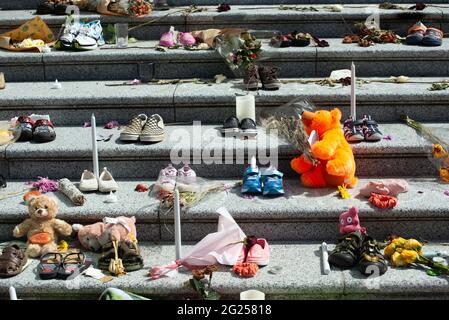 Un mémorial à la Vancouver Art Gallery, en hommage aux 215 enfants dont les restes ont été découverts sur les terrains de l'ancienne école résidentielle de Kamloops, en Colombie-Britannique Banque D'Images