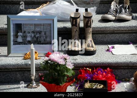 Un mémorial à la Vancouver Art Gallery, en hommage aux 215 enfants dont les restes ont été découverts sur les terrains de l'ancienne école résidentielle de Kamloops, en Colombie-Britannique Banque D'Images