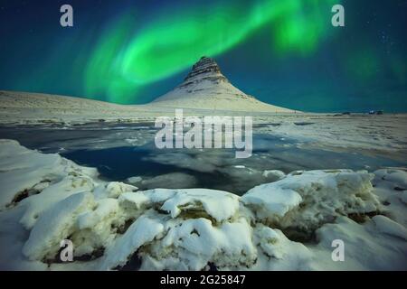 Aurores boréales au-dessus de Kirkjufell, péninsule de Snaefellsnes, Islande Banque D'Images