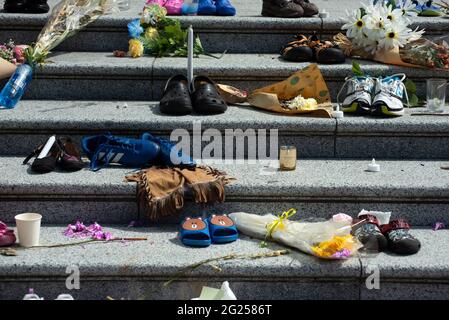 Un mémorial à la Vancouver Art Gallery, en hommage aux 215 enfants dont les restes ont été découverts sur les terrains de l'ancienne école résidentielle de Kamloops, en Colombie-Britannique Banque D'Images