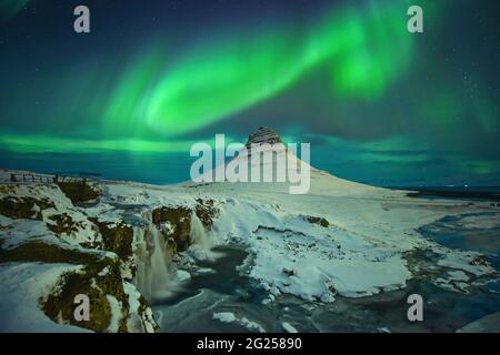 Aurores boréales au-dessus de Kirkjufell, péninsule de Snaefellsnes, Islande Banque D'Images