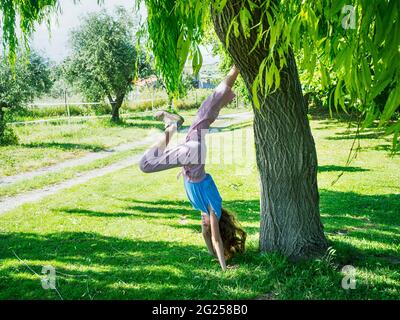 Fille faisant une main dans le parc, Italie Banque D'Images