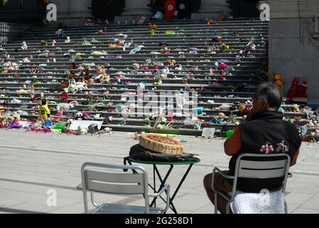 Un mémorial à la Vancouver Art Gallery, en hommage aux 215 enfants dont les restes ont été découverts sur les terrains de l'ancienne école résidentielle de Kamloops, en Colombie-Britannique Banque D'Images