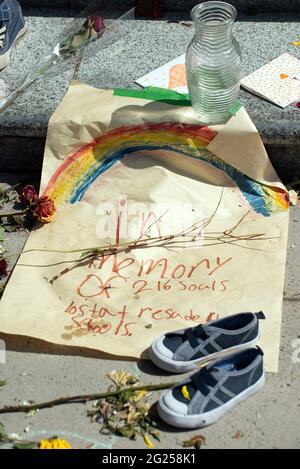 Un mémorial à la Vancouver Art Gallery, en hommage aux 215 enfants dont les restes ont été découverts sur les terrains de l'ancienne école résidentielle de Kamloops, en Colombie-Britannique Banque D'Images