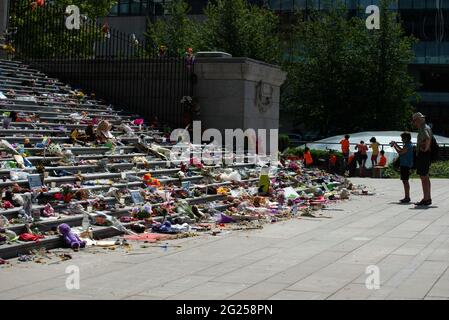 Un mémorial à la Vancouver Art Gallery, en hommage aux 215 enfants dont les restes ont été découverts sur les terrains de l'ancienne école résidentielle de Kamloops, en Colombie-Britannique Banque D'Images