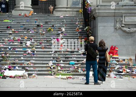 Un mémorial à la Vancouver Art Gallery, en hommage aux 215 enfants dont les restes ont été découverts sur les terrains de l'ancienne école résidentielle de Kamloops, en Colombie-Britannique Banque D'Images