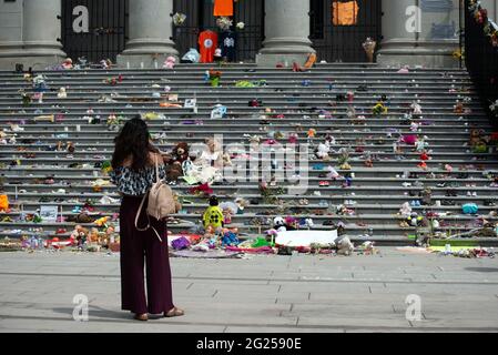 Un mémorial à la Vancouver Art Gallery, en hommage aux 215 enfants dont les restes ont été découverts sur les terrains de l'ancienne école résidentielle de Kamloops, en Colombie-Britannique Banque D'Images