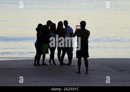 Miami-Sunny Isles-USA- 2-01-2016- Un groupe de personnes pose pour une photo sur la plage de Sunny Isles à Miami.FL. © JOSE ISAAC BULA URRUITA. Banque D'Images