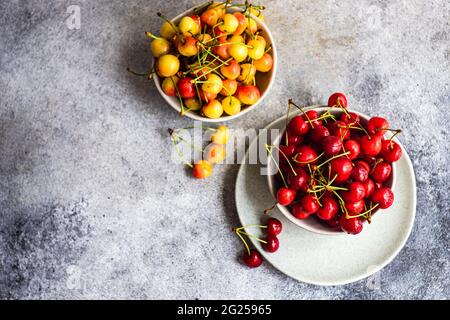 Vue en hauteur des bols de cerises rouges et jaunes Banque D'Images