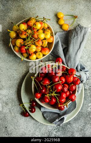Vue en hauteur des bols de cerises rouges et jaunes Banque D'Images