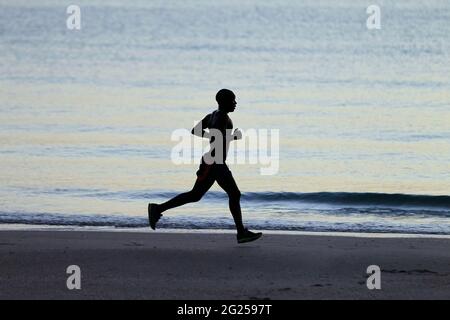 Miami-Sunny Isles-USA- 2-01-2016- un homme afro-américain court à l'aube sur Sunny Isles à Miami.FL. © JOSE ISAAC BULA URRUITA. Banque D'Images