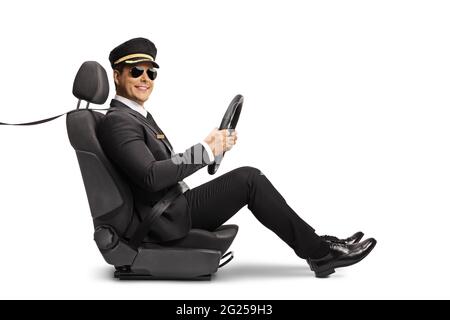 Chauffeur professionnel dans un siège conducteur tenant un volant isolé sur fond blanc Banque D'Images