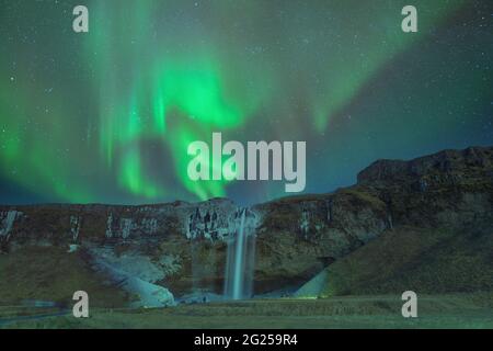 Aurores boréaux sur Kirkjufellsfoss, Grundarfjordur, Islande de l'Ouest Banque D'Images