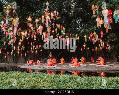 Les moines bouddhistes s'assoient sous la lumière de la belle lanterne de papier chaque année au temple Wat Pan Tao Banque D'Images