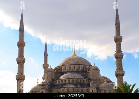 Les dômes centraux de la mosquée du Sultan Ahmed (turc : Sultan Ahmet Camii), également connue sous le nom de Mosquée bleue. Une mosquée du vendredi de l'époque ottomane située à Istanbul, en Turquie. Dôme central. Banque D'Images