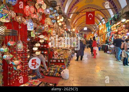 Grand choix de lanternes en verre à vendre dans le Grand Bazar, Kapali Carsi, Istanbul, Turquie Banque D'Images