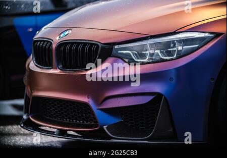 KIEV-15 MAY,2021: BMW M3 F80 véhicule enveloppé dans le cache violet chameleon vinyle enveloppé, équipé avec le kit de carrosserie large personnalisé avec des pièces en fibre de carbone et laser Banque D'Images