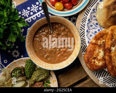 Vue de dessus d'un bol de homard aux haricots avec des pâtisseries géorgiennes traditionnelles Banque D'Images