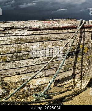 Bateau délabeur avec peinture pastel et planches en bois Banque D'Images