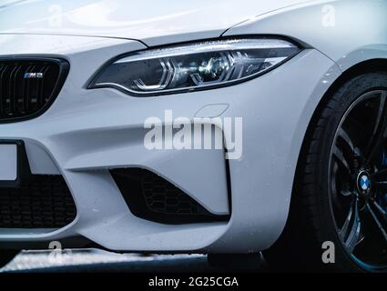 KIEV-15 MAI,2021: BMW M2 F87 voiture de sport en blanc neige équipée de AC Schnitzer roues avec pneus bas profil sur la dérive et le salon de voiture Banque D'Images