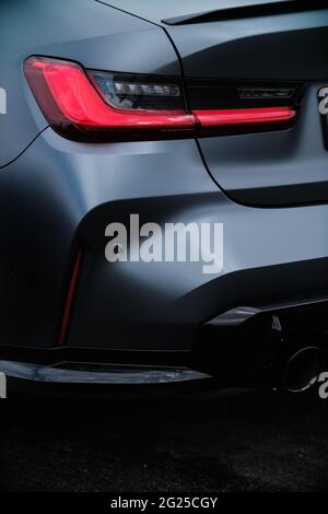 KIEV-15 MAI,2021: BMW M3 G80 feux arrière à LED. Magnifique véhicule de luxe allemand personnalisé enveloppé de vinyle noir mat sur Drift and car Show Banque D'Images