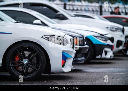 KIEV-15 MAI,2021: BMW M5 voitures de course alignées sur le stationnement de Drift et de salon de voiture. Véhicules sport d'Allemagne réglés et chargés Banque D'Images