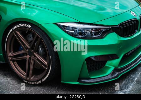 KIEV-15 MAI,2021: BMW M3 F80 Sport car enveloppé dans un film de vinyle vert équipé de AC Schnitzer roues avec des pneus bas profil sur Drift et Cars Show Banque D'Images