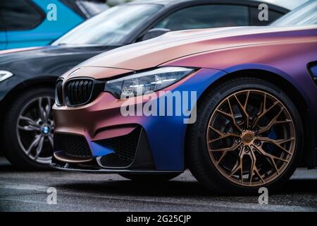 KIEV-15 MAY,2021: BMW M3 F80 enveloppé dans un film en vinyle caméléon, équipé d'un ensemble de carrosserie large sur mesure, des pièces en fibre de carbone, des roues forgées et Ty bas profil Banque D'Images