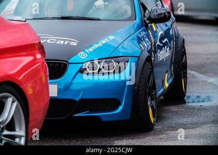 KIEV-15 MAI,2021: BMW M3 E90 voiture de course enveloppée dans le vinyle bleu chromé, équipé de phares d'oeil d'ange, ensemble de carrosserie large personnalisé, roues de course, bas Banque D'Images