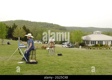 AUGUSTA, ÉTATS-UNIS - 30 avril 2009 : les artistes de plein air peignant dans le paysage du Missouri Banque D'Images