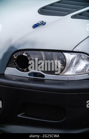 KIEV-15 MAI, 2021: Turbo charge BMW M3 E46 coupé sur la dérive et salon de voiture. Buse de débit d'air du turbocompresseur sur une voiture sport réglée Banque D'Images