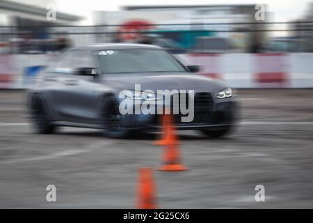 KIEV-15 MAY,2021: BMW M3 G80 dérive sur piste de course avec effet de flou de mouvement. Une voiture de course allemande moderne filmée à grande vitesse dans des mouvements flous Banque D'Images