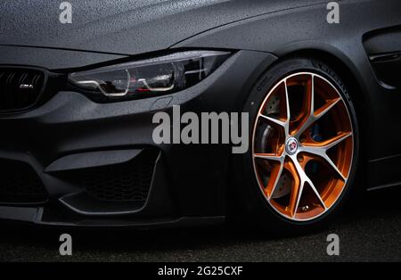 KIEV-15 MAY,2021: BMW M4 F83 enveloppée dans un film de vinyle noir mat et équipée d'un ensemble de carrosserie large sur mesure et de roues forgées avec des pneus bas profil. Beauti Banque D'Images