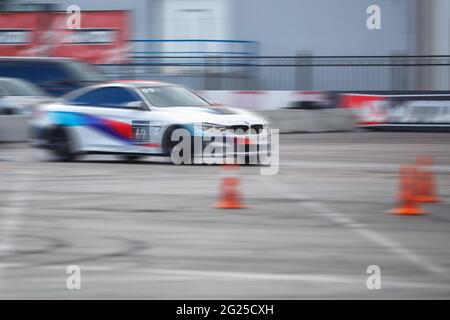 KIEV-15 MAY,2021: BMW M3 E90 voiture de course sur la grande vitesse sur la dérive piste en mouvement flou. Concours dérive et salon de l'auto sur les circuits de course avec orange Banque D'Images