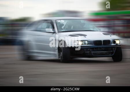 KIEV-15 MAY,2021: BMW M3 E46 coupé dérive sur la piste de course en mouvement flou. Dérive et salon de l'auto le véhicule roule sur l'asphalte avec effet de flou de mouvement Banque D'Images