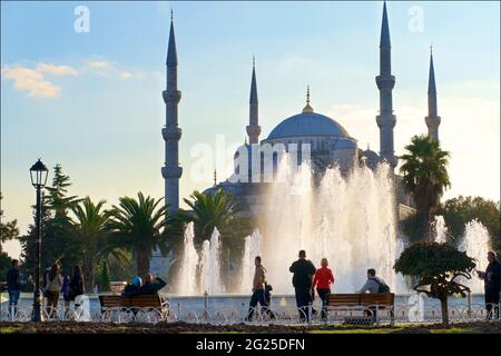 La mosquée du Sultan Ahmed (turc : Sultan Ahmet Camii), également connue sous le nom de Mosquée bleue. Une mosquée du vendredi de l'époque ottomane située à Istanbul, en Turquie. Touristes près de la fontaine avec la mosquée au-delà. La fontaine du Sultan Ahmad Maydan Banque D'Images