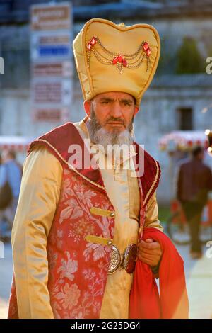 Homme turc donnant une tenue ottomane pour les touristes, Istanbul, Turquie Banque D'Images