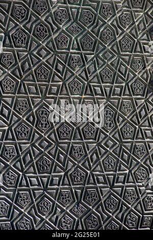 Détail de la métallurgie islamique complexe sur la porte d'entrée de la mosquée du Sultan Ahmed (turc: Sultan Ahmet Camii), également connu sous le nom de la Mosquée bleue. Une mosquée du vendredi de l'époque ottomane située à Istanbul, en Turquie Banque D'Images
