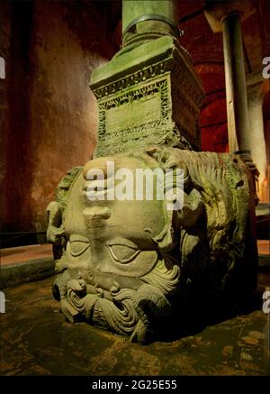 La Citerne de la Basilique, ou Cisterna Basilica (turc: Yerebatan Sarnõcõ ou Yerebatan Saray). Istanbul, Turquie. Ici, à la base d'une colonne, une représentation de Medusa, avec des serpents dans ses cheveux. Le deuxième pilier de la tête de Medusa Banque D'Images