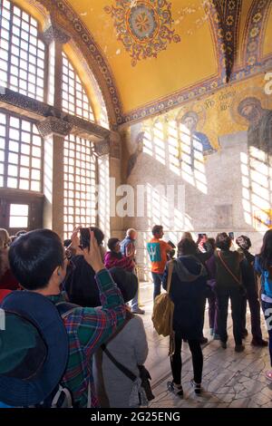 Touristes admirant la mosaïque de’s, Hagia Sophia (turc : Ayasofya), Istanbul, Turquie. Christ Pantocrator vêtu de la robe bleu foncé, tout comme la coutume de l'art byzantin Banque D'Images