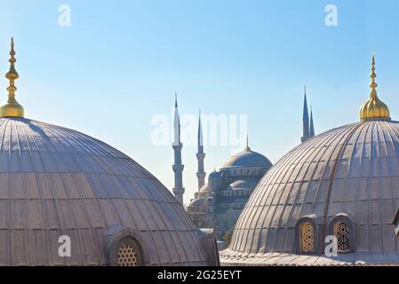 Vue de la mosquée du Sultan Ahmed (bleu) à l'horizon, vue d'une fenêtre de la Sainte-Sophie (turque: Ayasofya), officiellement Ayasofya-i Kebir Cami-i ?erifi littéralement Sainte Mosquée de Sainte-Sophie la Grande, et anciennement l'église Sainte-Sophie. Istanbul, Turquie Banque D'Images