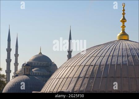 Vue de la mosquée du Sultan Ahmed (bleu) à l'horizon, vue d'une fenêtre de la Sainte-Sophie (turque: Ayasofya), officiellement Ayasofya-i Kebir Cami-i ?erifi littéralement Sainte Mosquée de Sainte-Sophie la Grande, et anciennement l'église Sainte-Sophie. Istanbul, Turquie Banque D'Images