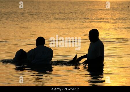 Miami-Sunny Isles-USA- 2-01-2016- une femme afro-américaine est baptisée dans sa foi dans les eaux des Sunny Isles. © JOSE ISAAC BULA URRUITA. Banque D'Images