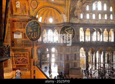 Sainte-Sophie (turque: Ayasofya), officiellement Ayasofya-i Kebir Cami-i ?erifi littéralement Sainte-Mosquée de Sainte-Sophie le Grand, et anciennement l'église de Sainte-Sophie. Istanbul, Turquie Banque D'Images