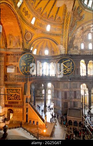 Intérieur de la basilique Sainte-Sophie, montrant des éléments chrétiens et islamiques. Sainte-Sophie (turque: Ayasofya), officiellement Ayasofya-i Kebir Cami-i ?erifi littéralement Sainte-Mosquée de Sainte-Sophie le Grand, et anciennement l'église de Sainte-Sophie. Istanbul, Turquie Banque D'Images