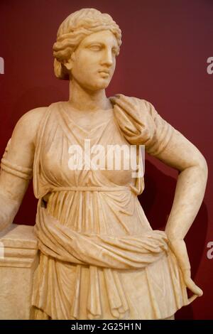 Sculpture en pierre d'Artemis, déesse romaine de la Lune, forêts et chasse. Statue au Musée d'archéologie d'Istanbul, Istanbul, Turquie Banque D'Images