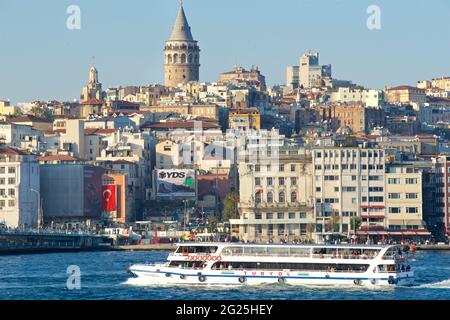 La Tour Galata, Galata Kulesi, Beyoglu district de l'autre côté de la voie navigable de la Corne d'Or, Istanbul, Turquie Banque D'Images