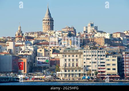 La Tour Galata, Galata Kulesi, Beyoglu district de l'autre côté de la voie navigable de la Corne d'Or, Istanbul, Turquie Banque D'Images